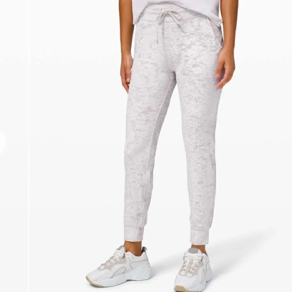 Lululemon Ready to Crush Jogger
Chrome